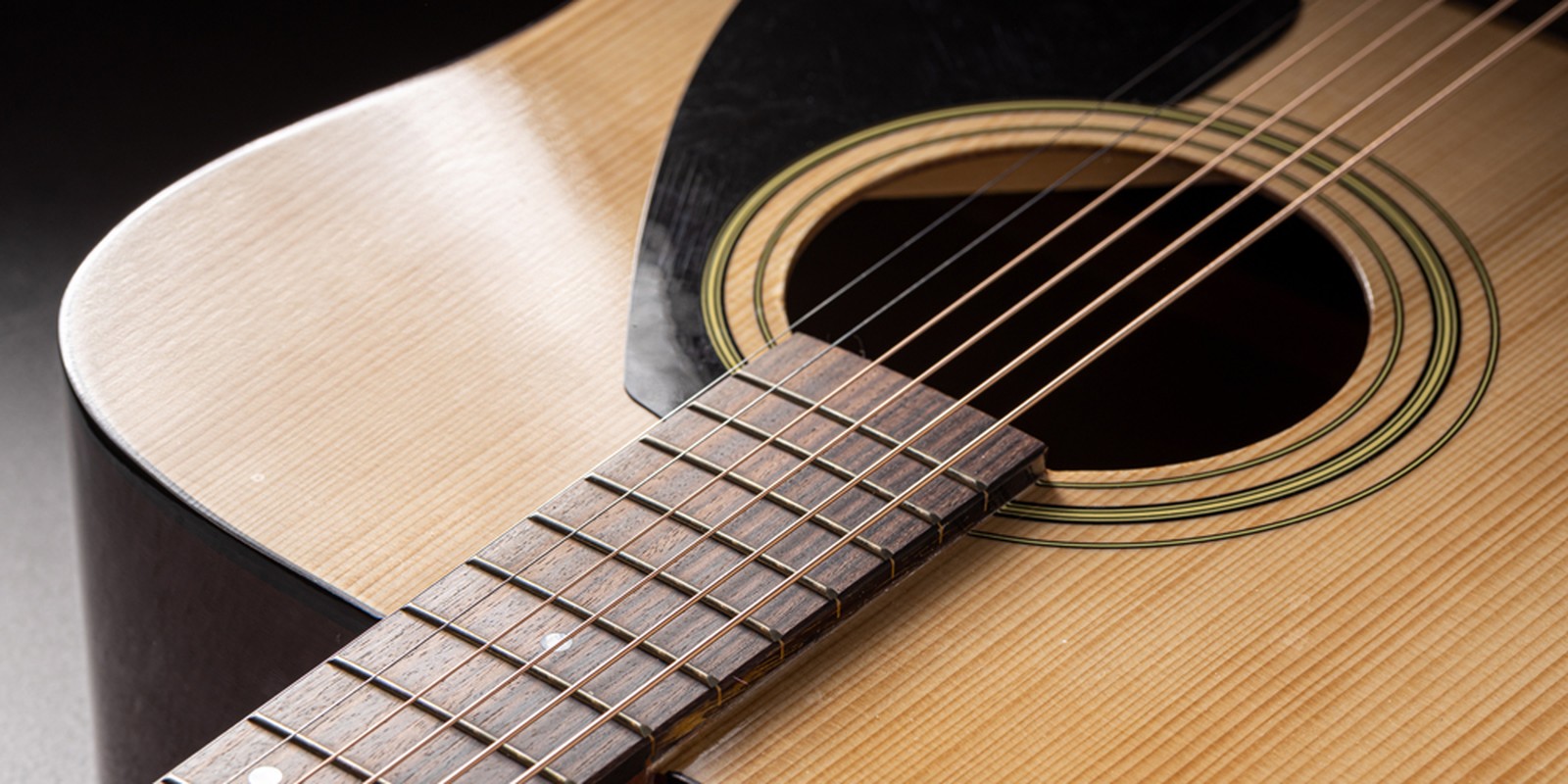 Saiten auf einer Westerngitarre