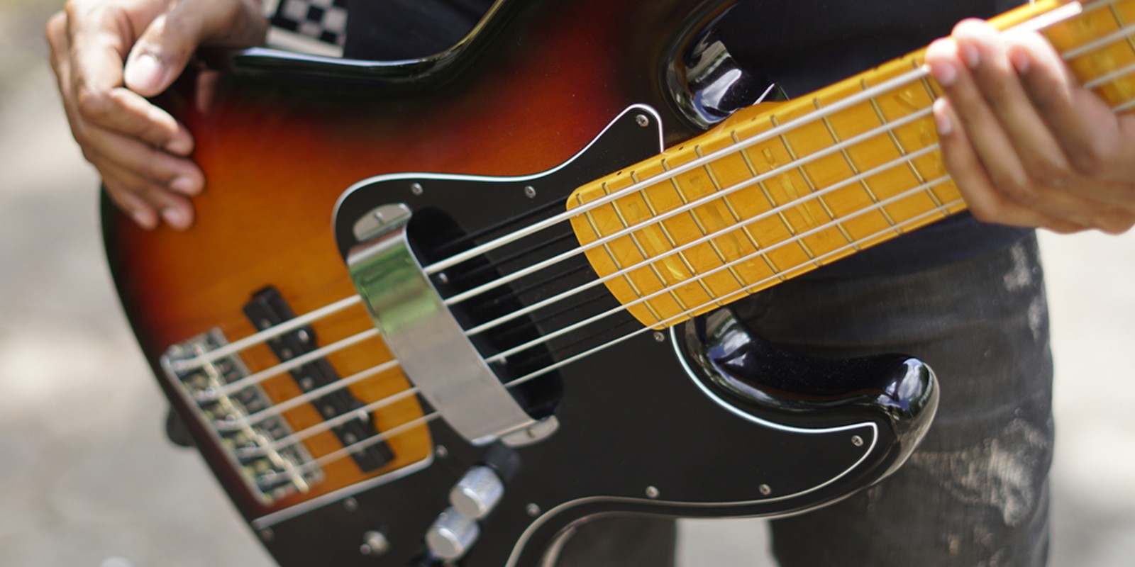 Bassgitarre im Sunburst-Finish mit Pickup-Abdeckung