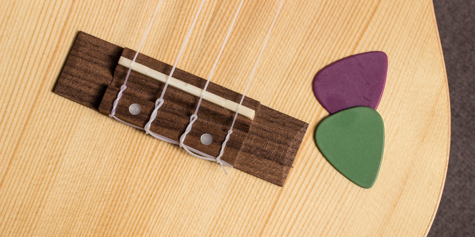 Plektren auf einer Ukulele