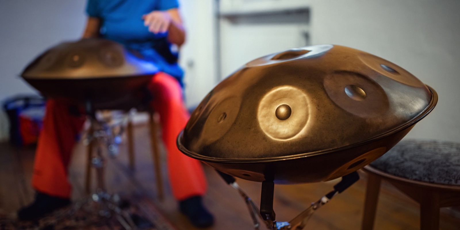 Handpan auf Stativ