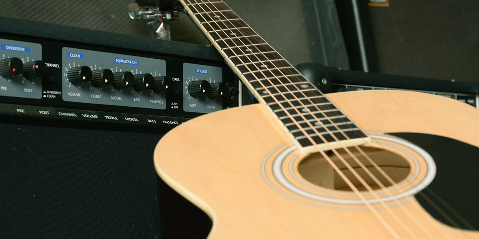 Akustikgitarre mit Verstärker