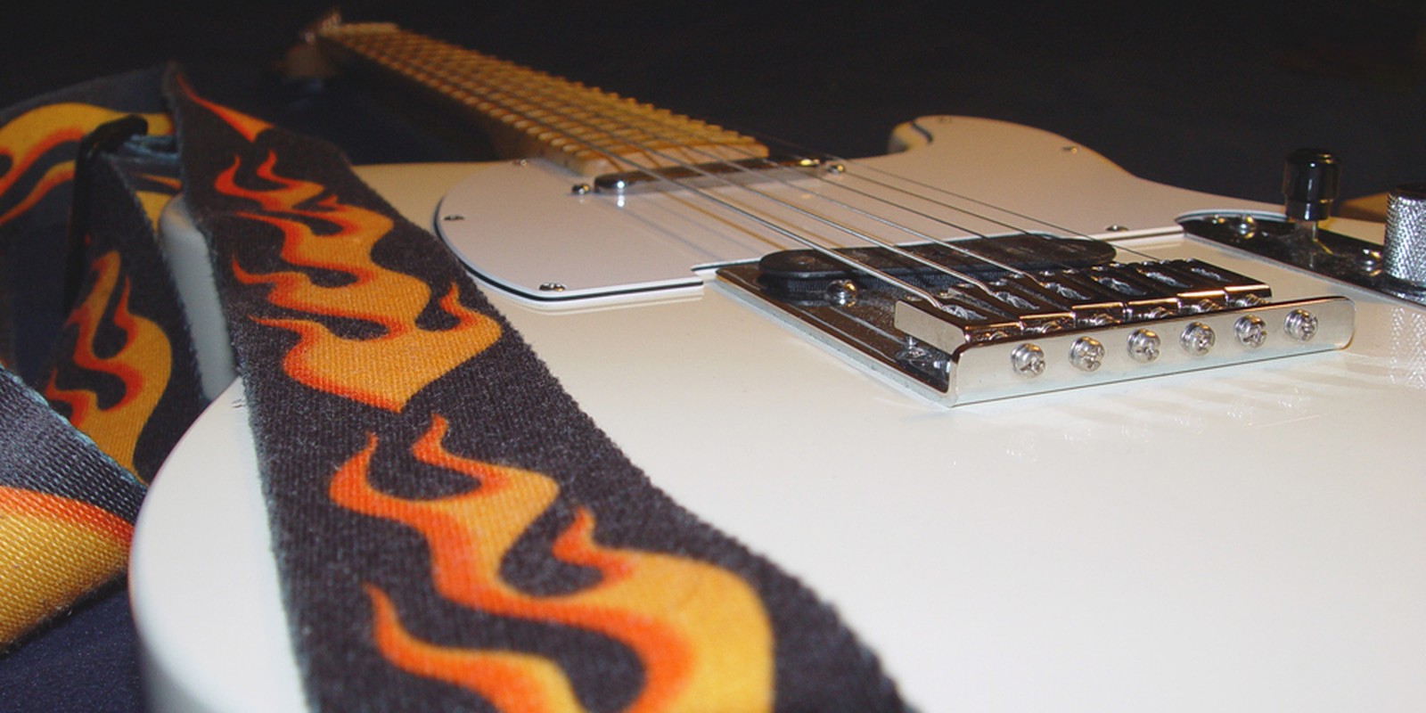 E-Gitarre mit Gitarrengurt