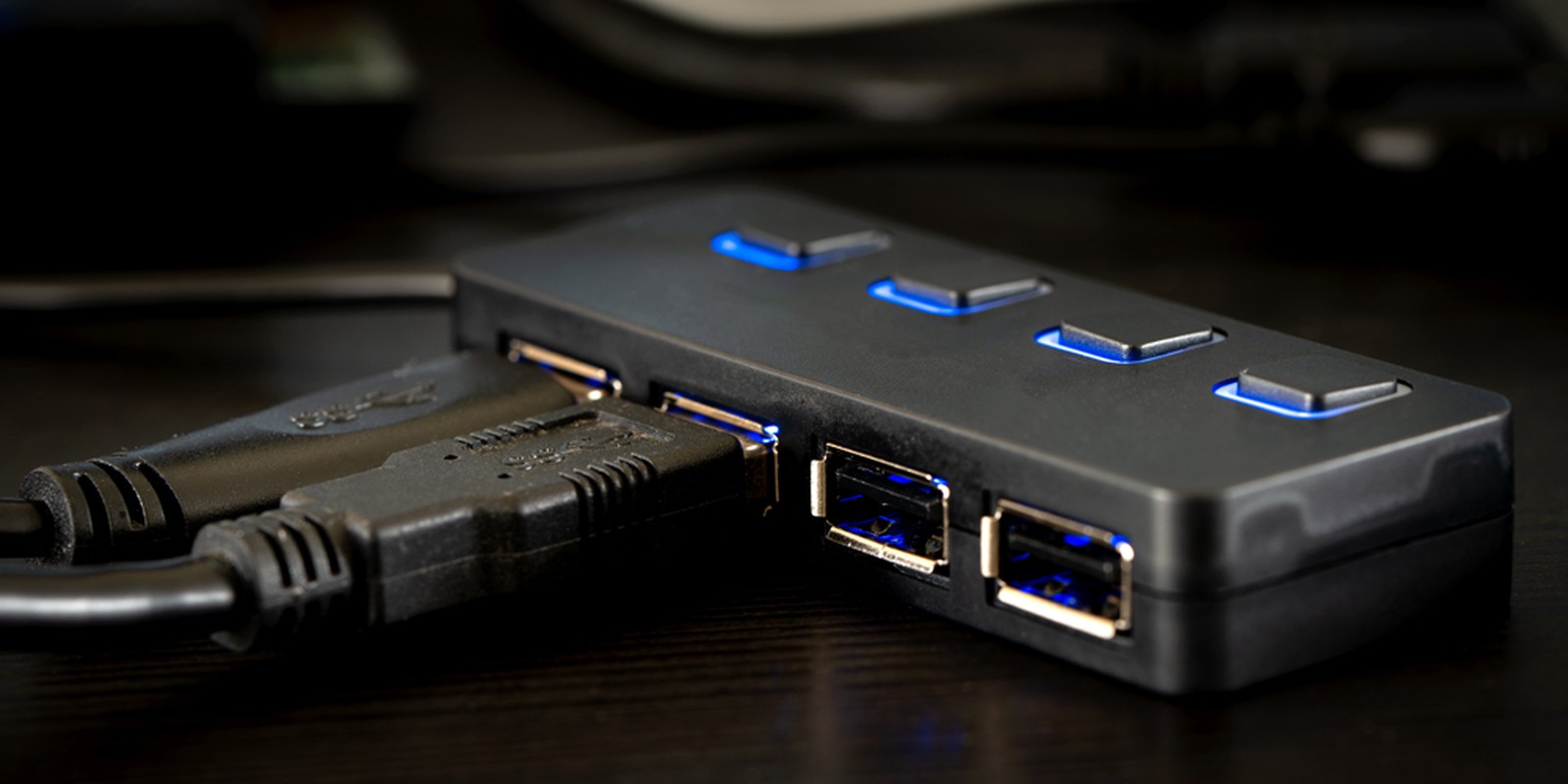 USB-Hub mit angeschlossenen Kabeln