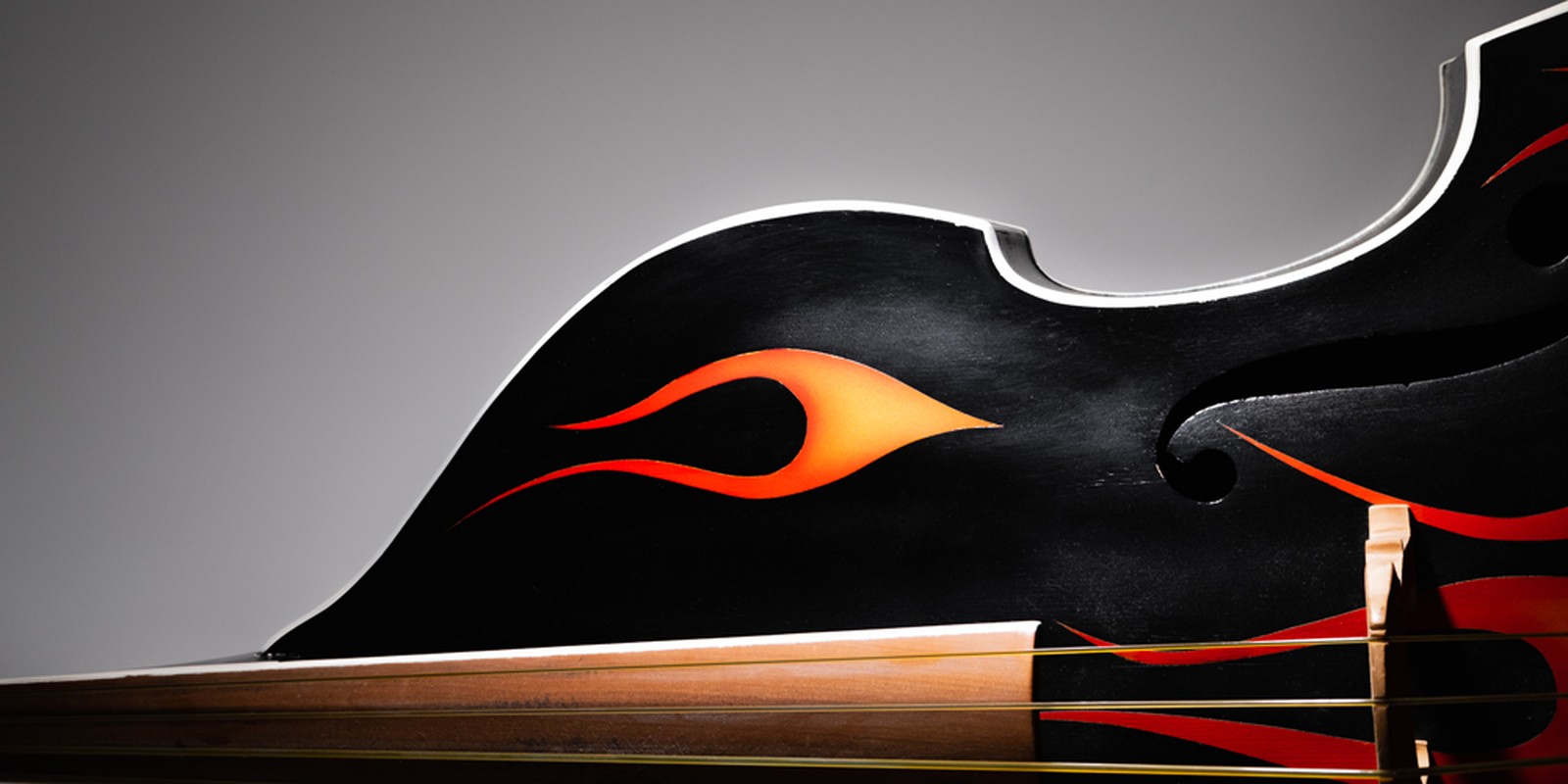 Kontrabass mit Flammenmotiv