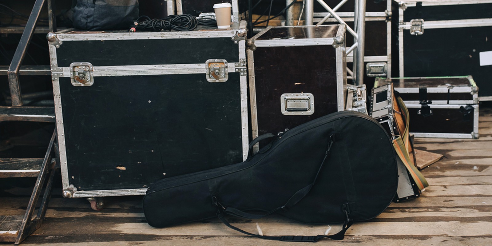 Amp-Cases und Gitarrentasche auf der Bühne