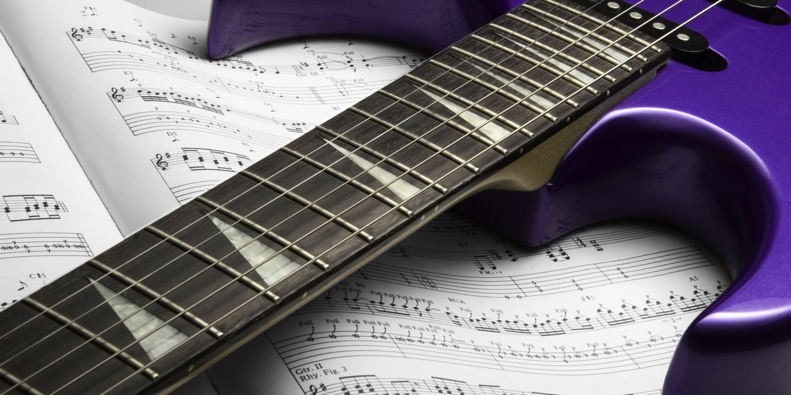 Notenblätter unter E-Gitarre