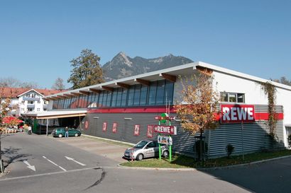 Geiger Projektentwicklung Fachmarktzentrum Sonthofen REWE von außen mit Parkplatz