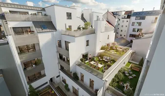 Modernes Wohngebäude mit mehreren Terrassen und Grünflächen, auf dem Menschen miteinander plaudern und die Außenbereiche unter einem teils bewölkten Himmel genießen.
