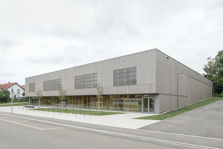 "Außenansicht einer Sporthalle mit Begrünung außen rum"