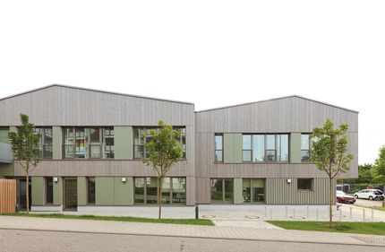 seitliche Aussenansicht des Neubaus einer Kita von müllerblaustein HolzBauWerke in Pforzheim