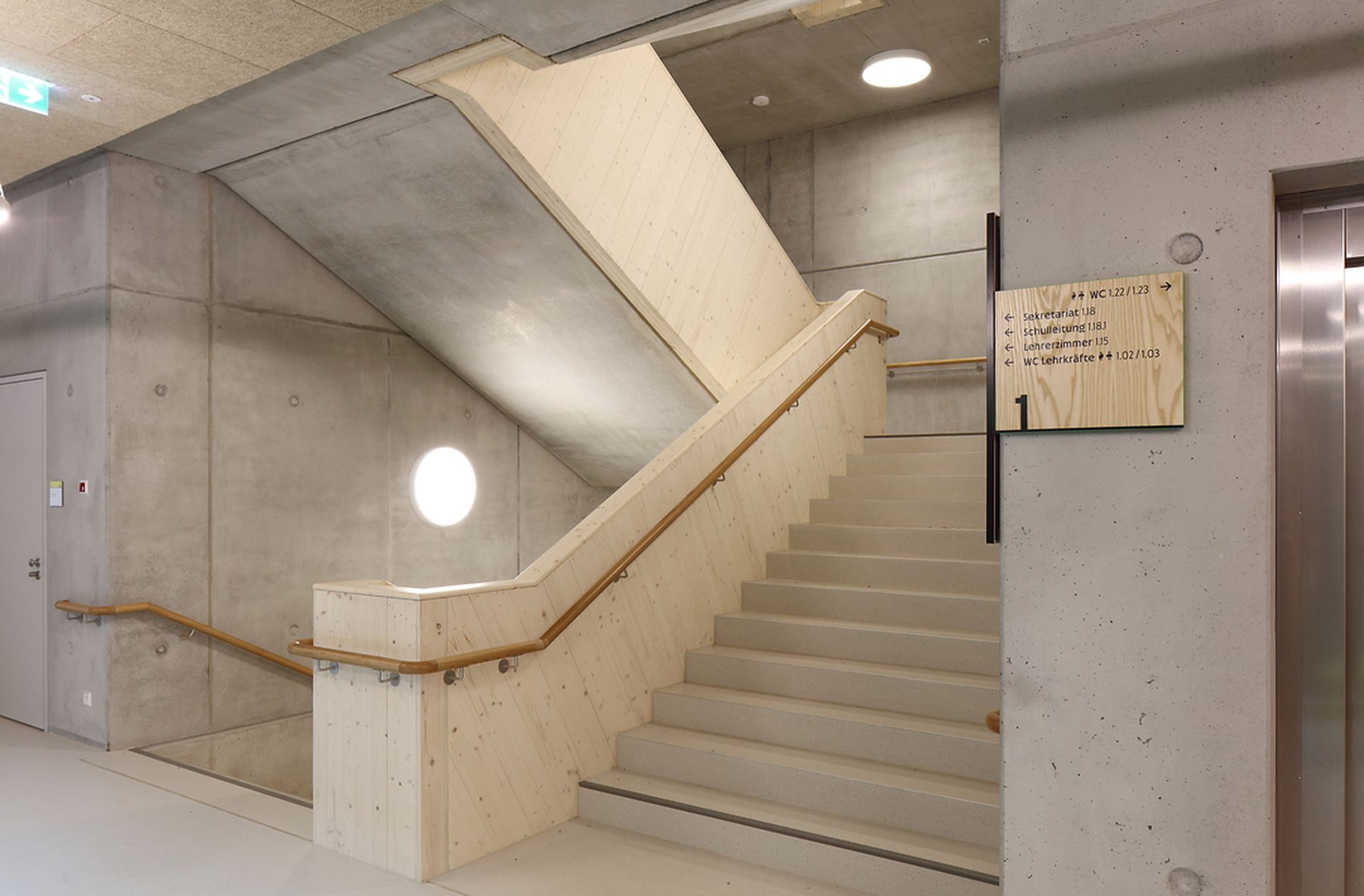 Treppenhaus des realisiertem Schulneubaus Stockbrünnele in Böblingen.