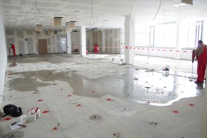 Geiger Bauwerksanierung Verlegung Bodenplatte Rems Murr Kliniken Arbeiter Bodenmarkierung