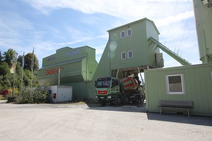 Grünes Betonwerk der Geiger Gruppe in Ellhofen mit Geiger Betonmischer.