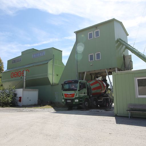 Grünes Betonwerk der Geiger Gruppe in Ellhofen mit Geiger Betonmischer.