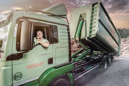 Geiger Mitarbeiter in LKW mit Container