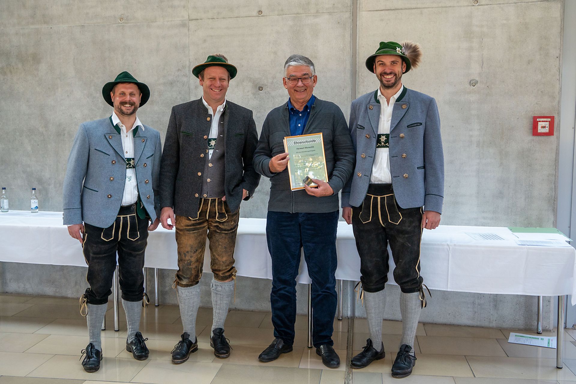 Die Geschäftslietung mit einem Mitarbeiter der Geiger Gruppe mit 50 Jahren Betriebszugehörigkeit.