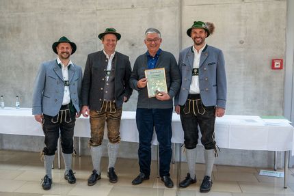 Die Geschäftslietung mit einem Mitarbeiter der Geiger Gruppe mit 50 Jahren Betriebszugehörigkeit.