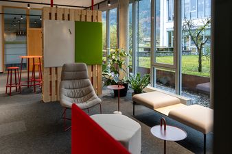 Aufenthaltsraum der Geiger Akademie mit Möbeln in den Farben der Geiger Gruppe