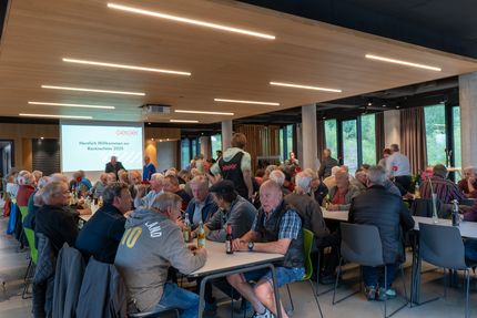 Ehemalige Mitarbeitende der Geiger Gruppe bei der Rentnerfeier 2025 in der Kantine in Herzmanns.