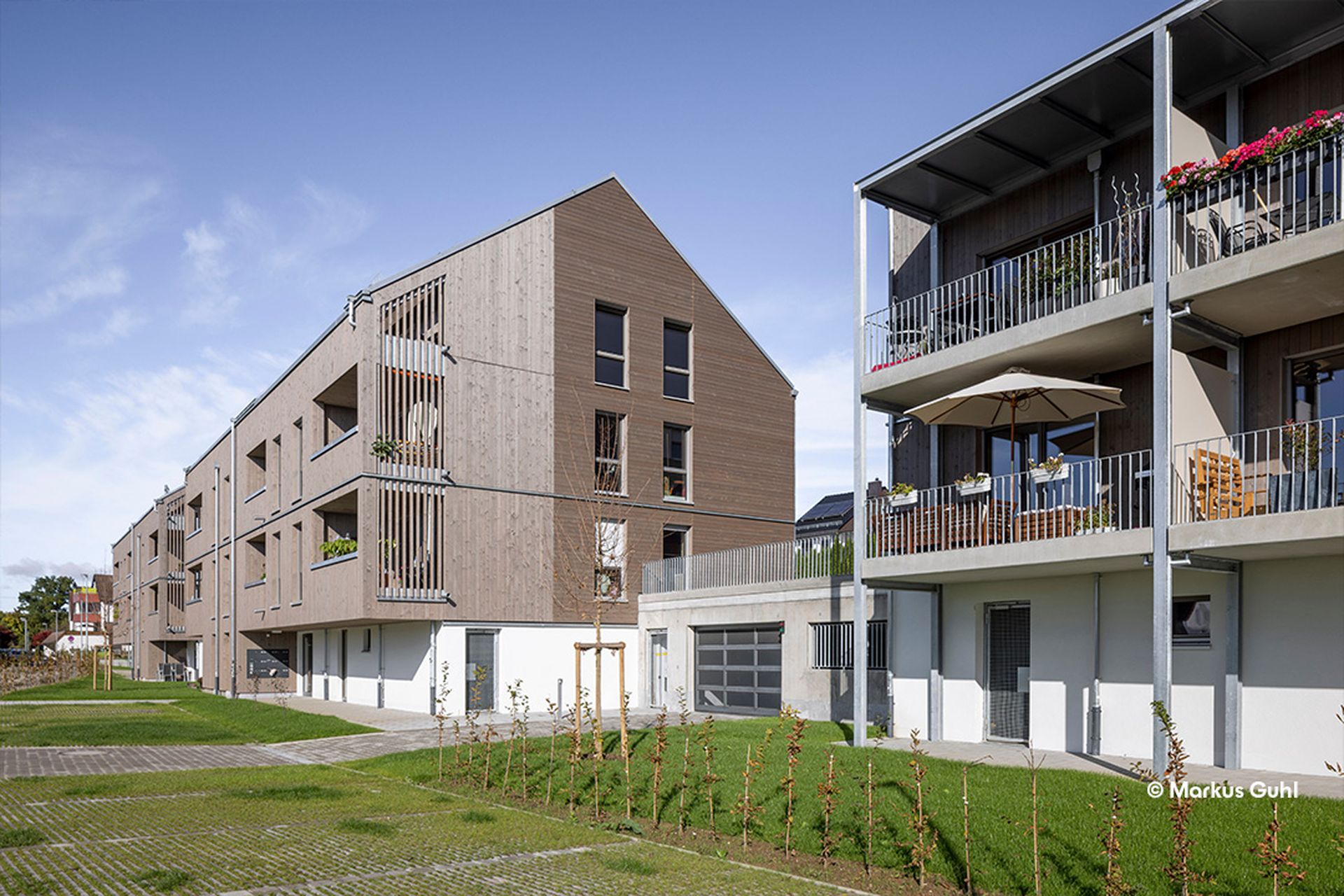 Dreigeschossiger Wohnkomplex von Geiger Holzsystembau mit Grünanlagen in Wernau.