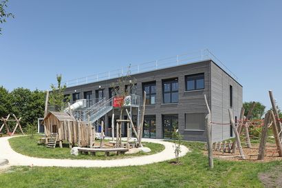 Kindergarten Mögglingen mit Spielplatz im Vodergrund.