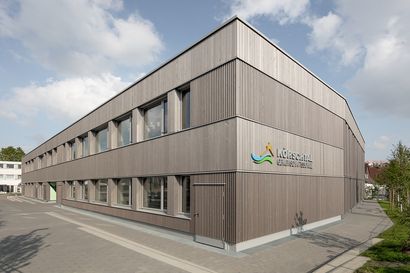 Aussenansicht des Neubaus aus Holz der Körschtalschule in Stuttgart-Plieningen mit Logo der Schule an der Fassade