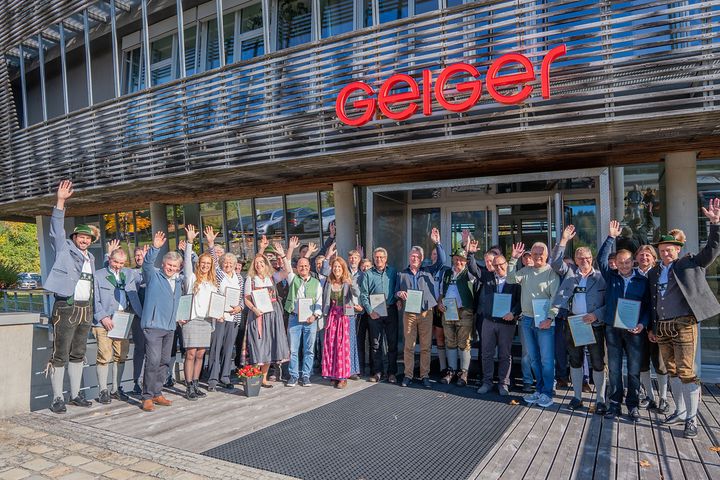Die Jubilare feiern ihre runde Betriebszugehörigkeit vor dem Geiger Standort in Oberstdorf.