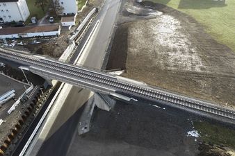 "Bahnstrecke mit unterführender Straße aus der Vogelperspektive"