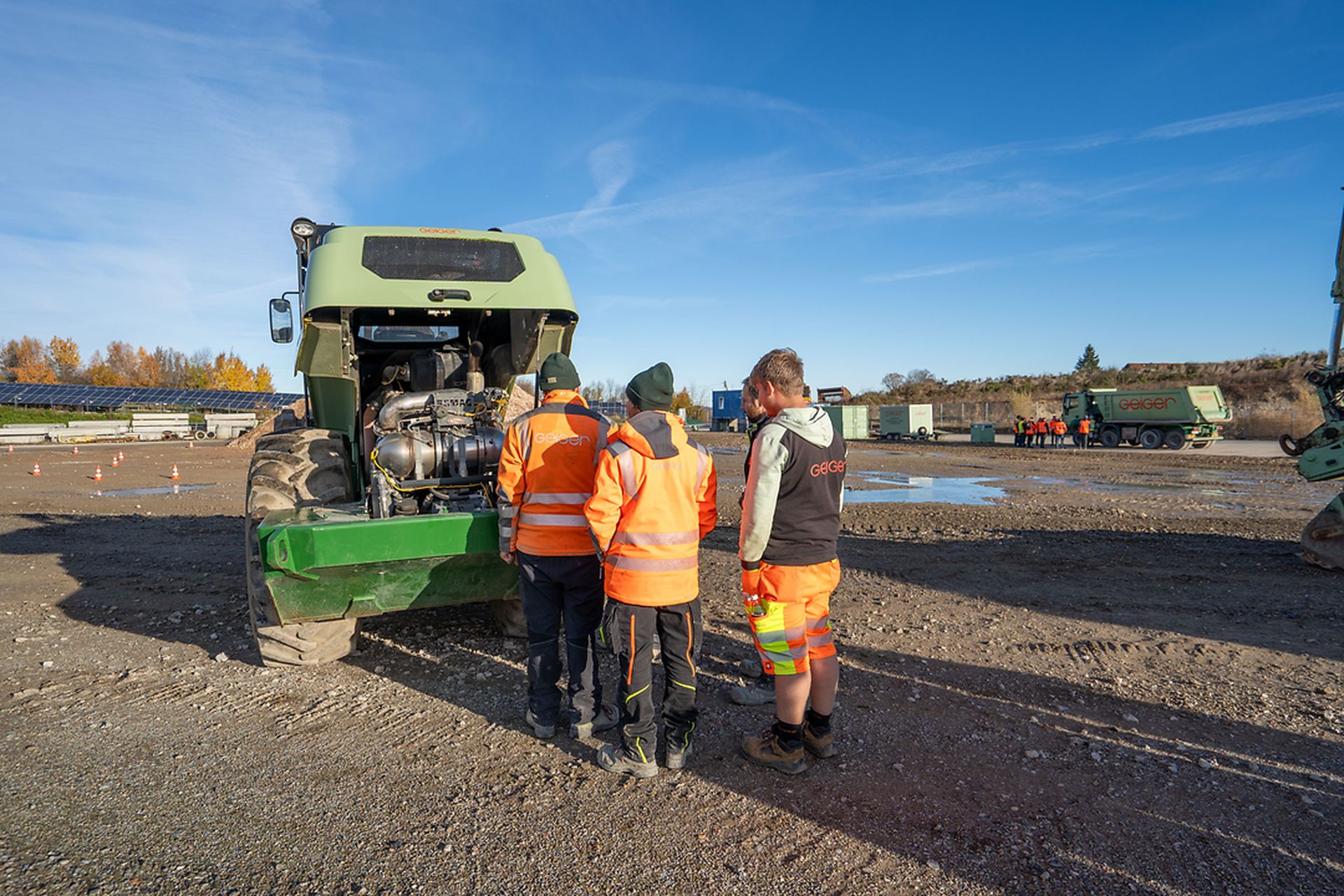 Baumaschinen- und Sicherheitsunterweisung für Auszubildende auf der Deponie in Herzmanns.