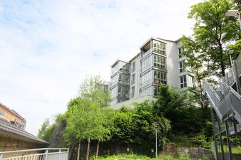 Finalum Kempten Ansicht von unten mit Bäumen im Vordergrund
