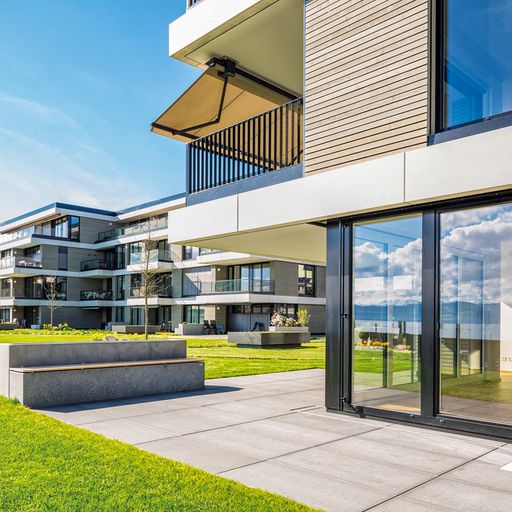 Moderne Wohngebäude mit großen Glasfronten und Balkonen – Schlüsselfertig erstellt durch die Geiger Gruppe.