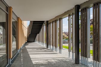 Der Neubau aus Holz der Körschtalschule in Stuttgart-Plieningen. Treppenaufgang und Fassade und Durchgang.