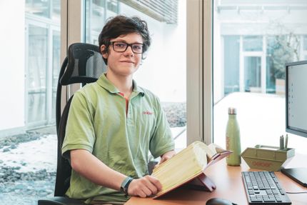 Auszubildender zum Steuerfachangestellten mit einem Gesetztestext