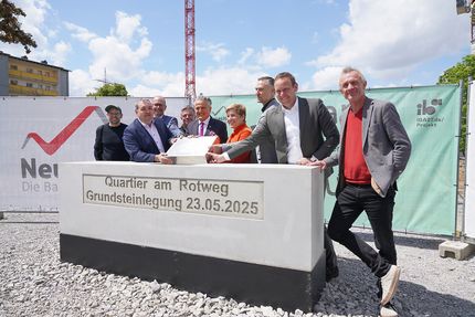 Gruppenbild bei der Grundsteinlegung am Rotweg in Zuffenhausen.