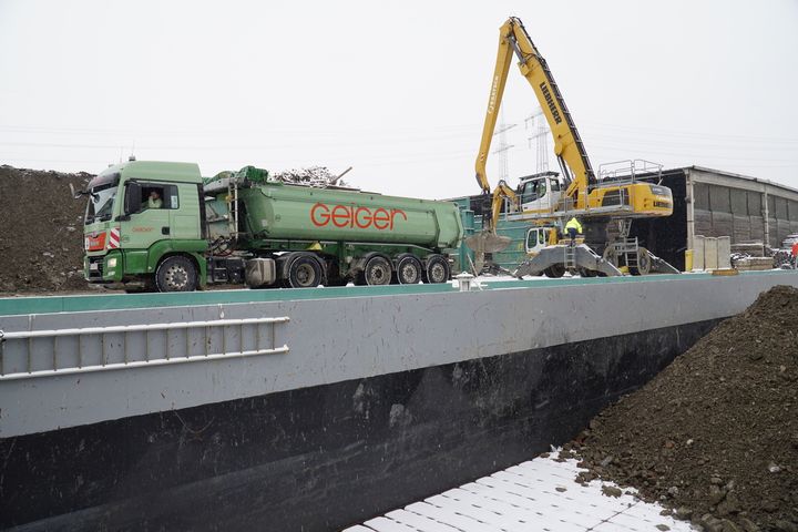 Geiger LKW und Bagger auf Baustelle