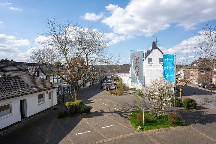 Ansicht des Standortes Tecklenburg mit Gebäude und Parkplatz aus erhöhter Perspektive