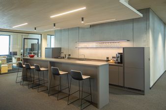 Küchenzeile mit Barhocker im Bürogebäude von Herzmanns.