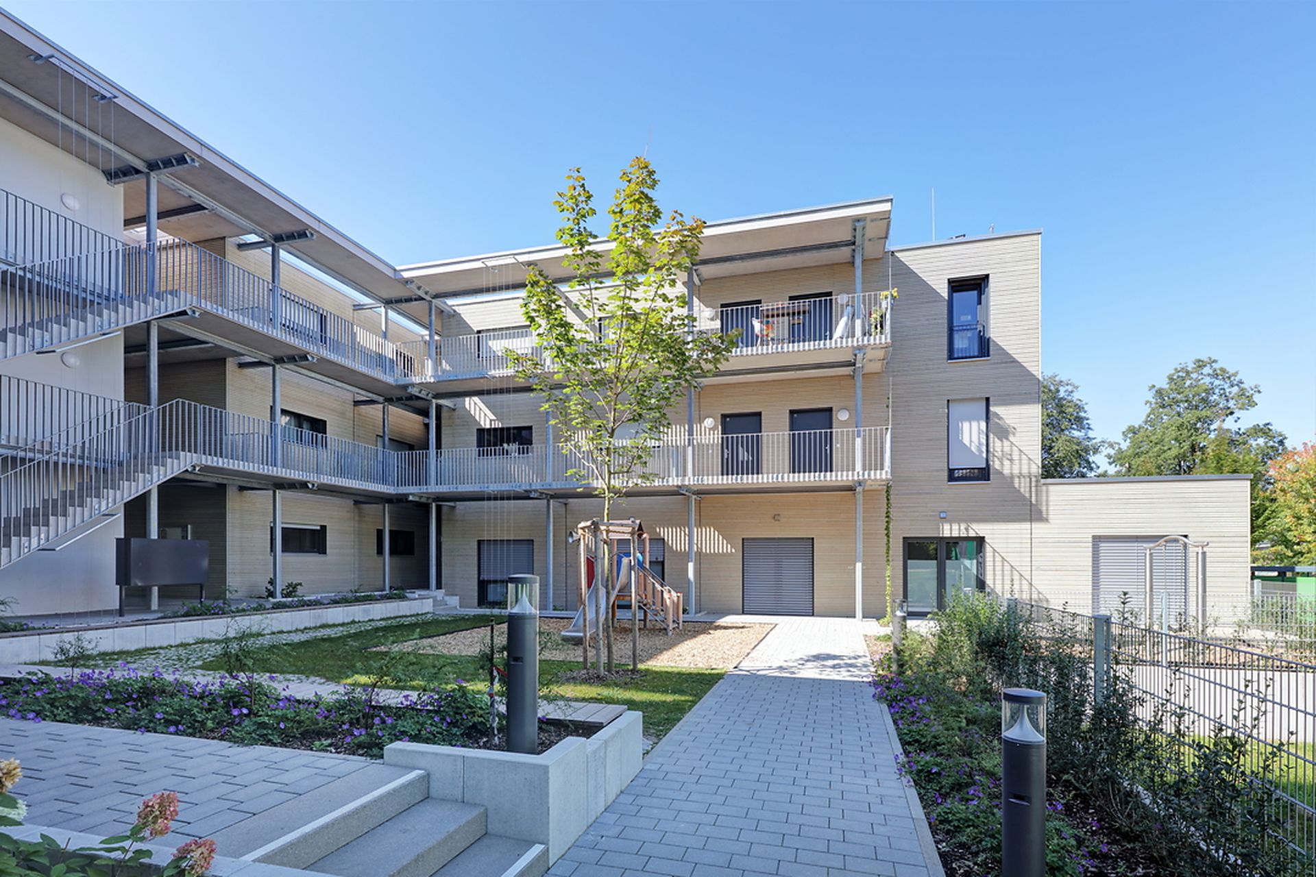 Geiger Holzsystembau Freiburg Wohnbau Innenhof