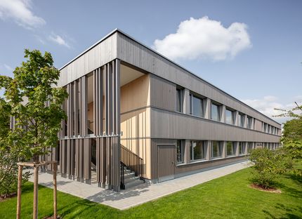 Aussenansicht des Neubaus aus Holz der Körschtalschule in Stuttgart-Plieningen