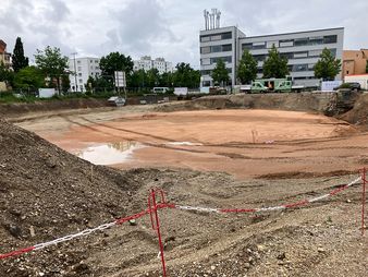 Ansicht der Baustelle, auf der Bodenarbeiten durch die Umweltsanierung durchgeführt werden
