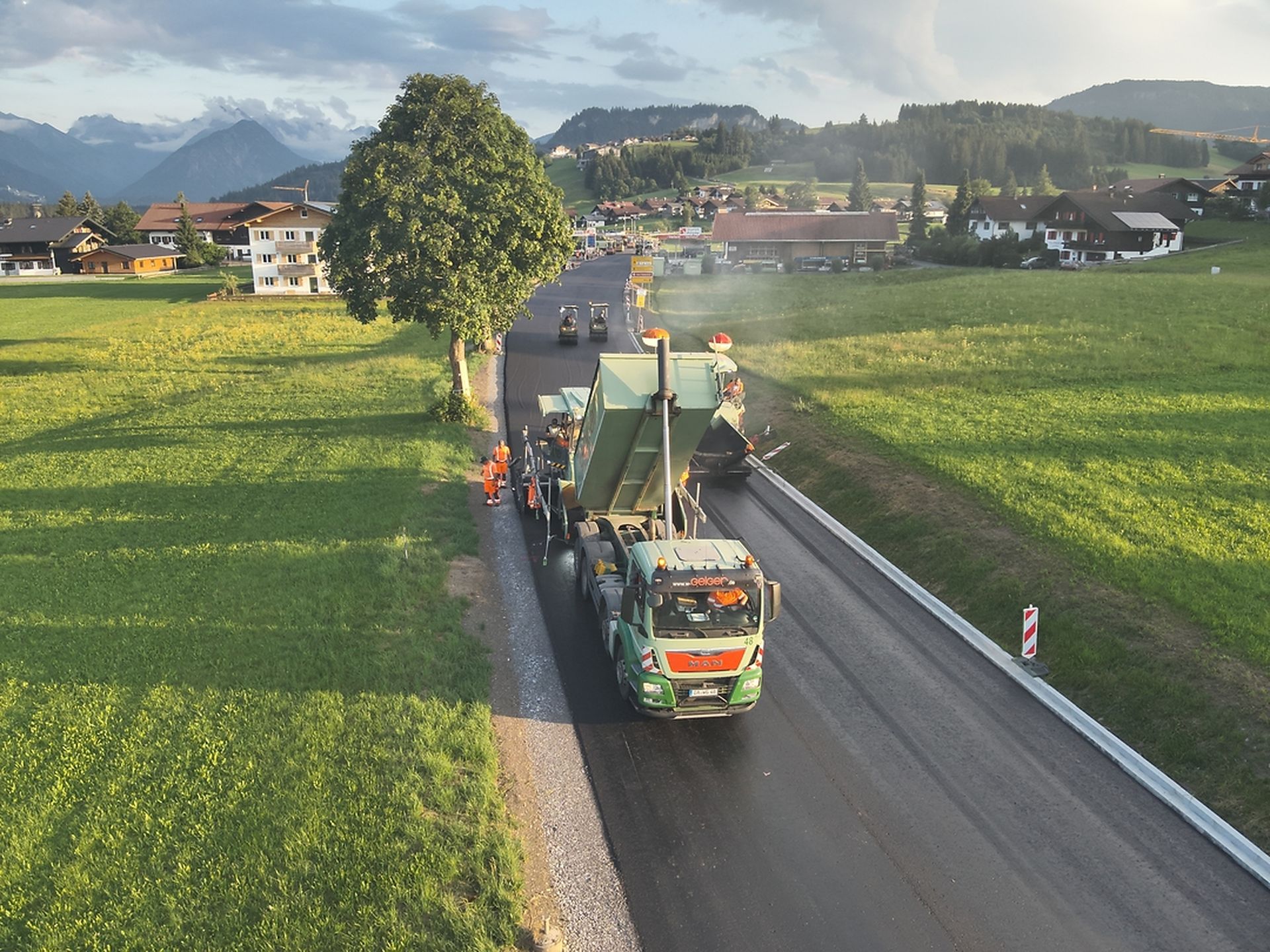 Ein LKW der Geiger Gruppe bei den Asphaltarbeiten auf der B19 in Fischen
