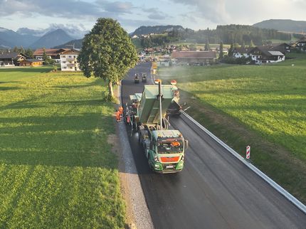 Ein LKW der Geiger Gruppe bei den Asphaltarbeiten auf der B19 in Fischen