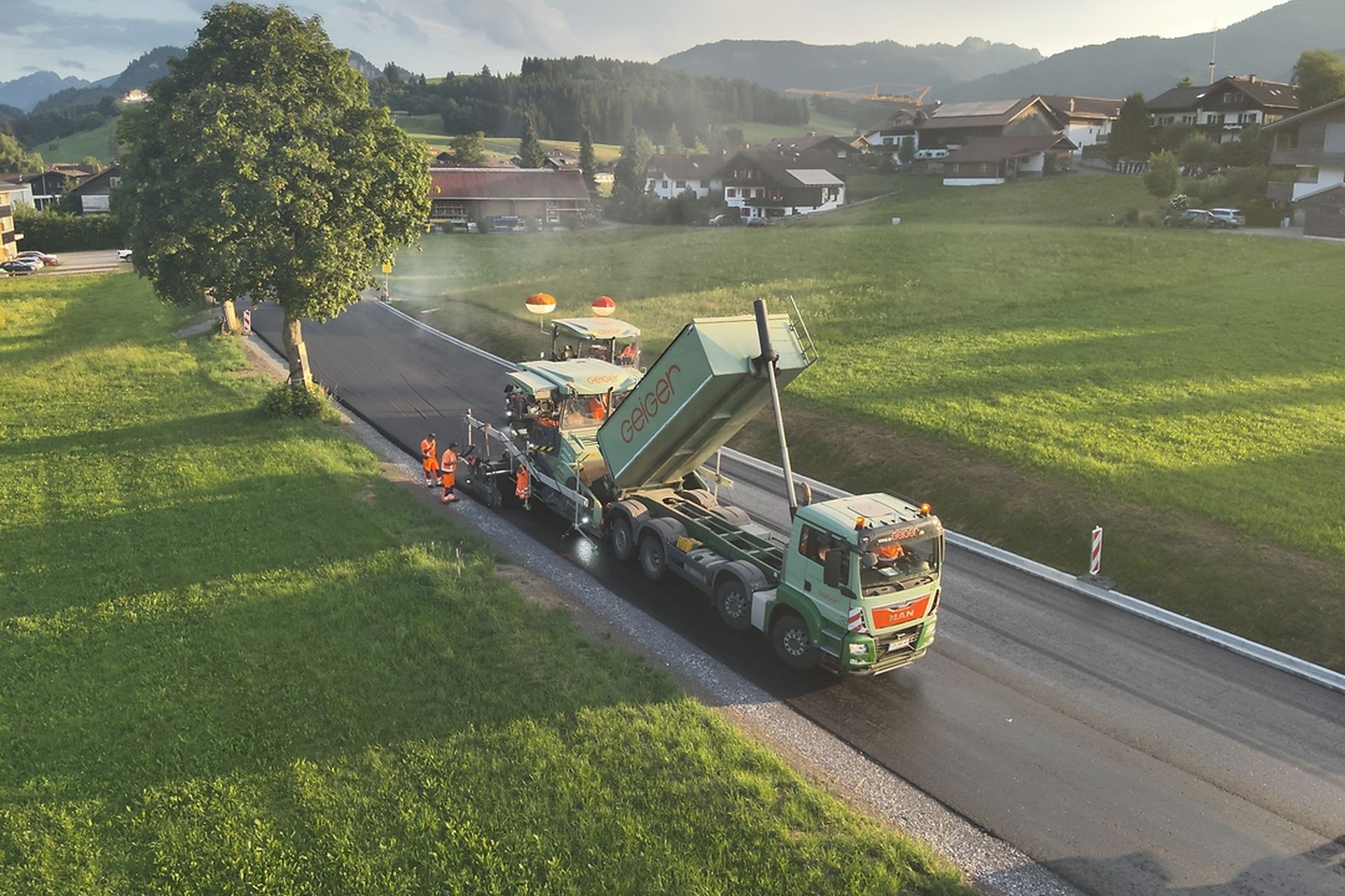 Ein LKW aus der Vogelperspektive bei den Asphaltarbeiten auf der B19 in Fischen