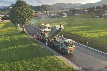 Ein LKW aus der Vogelperspektive bei den Asphaltarbeiten auf der B19 in Fischen
