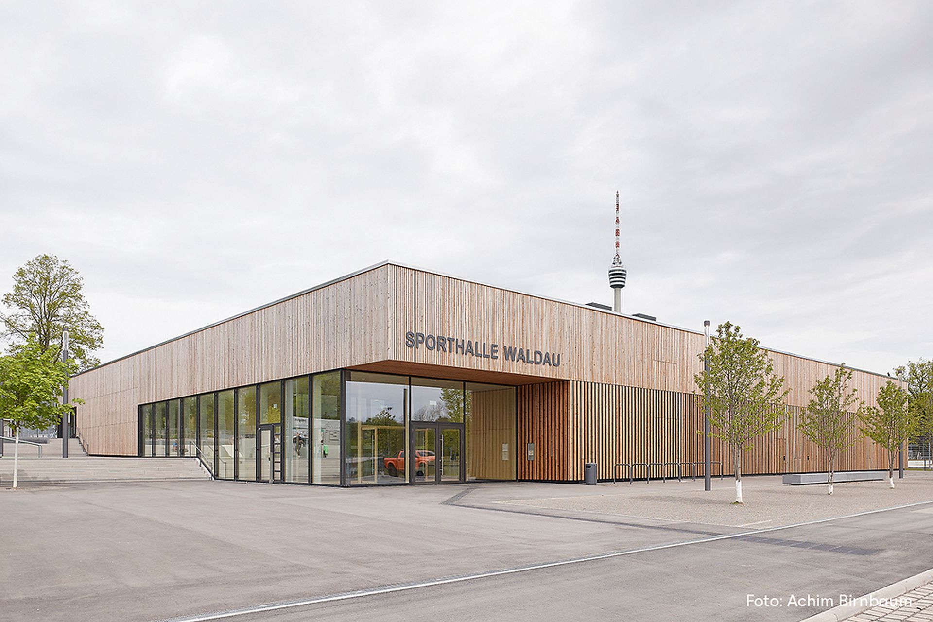Aussenansicht der Sporthalle Waldau in moderner Holzbauweise.