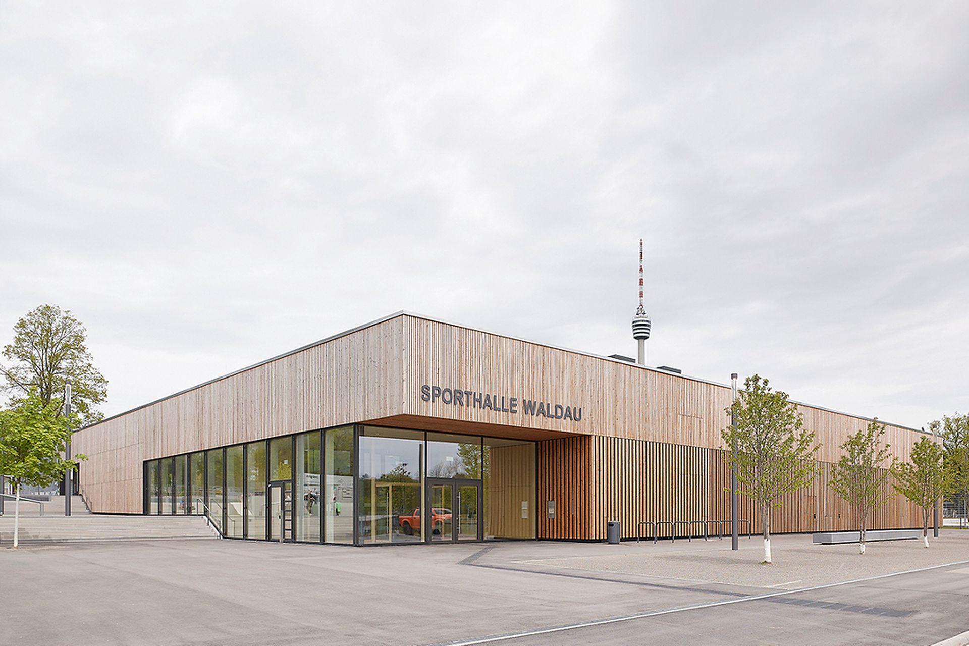 Aussenansicht der Sporthalle Waldau in moderner Holzbauweise.