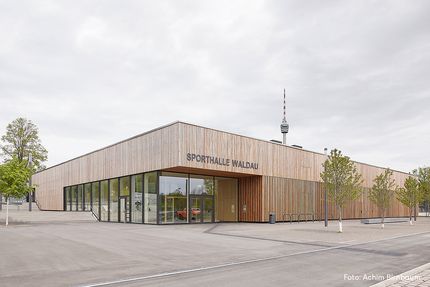 Aussenansicht der Sporthalle Waldau in moderner Holzbauweise.