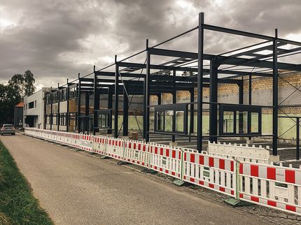 Stahlkonstruktion eines Hallenneubaus auf der Baustelle von Geiger Schlüsselfertibau.