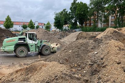 Ansicht der Baustelle, auf der Bodenarbeiten durch die Umweltsanierung durchgeführt werden