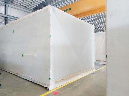 Die dreidimensionalen Massivholz-Module werden mit einer recycelbaren Schrumpfflachfolie abgedeckt.